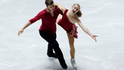 Минерва Фабьен Хасе и Нолан Зегерт (слева) из Германии выступают в короткой программе парного катания на Гран-при ИСУ по фигурному катанию, NHK Trophy, 1-я гимназия Национального стадиона Йойоги в Токио, Япония, 12 ноября 2021 г. (Иссей Като/ Рейтер)
