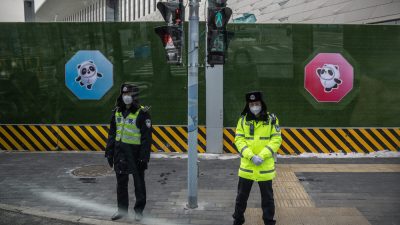 Охрана замкнутой системы зимних Олимпийских игр 26 января 2022 года в Пекине, Китай. Фото: Carl Court/Getty Images