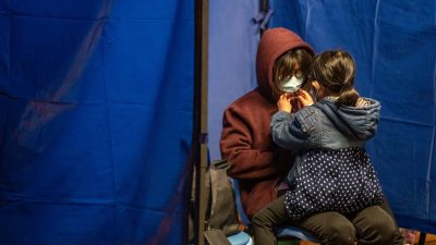 Больницы Гонконга переполнены из-за всплеска заболеваемости COVID-19