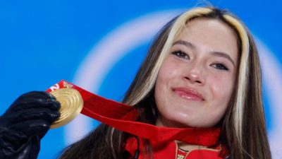 За улыбкой Эйлин Гу плачет прикованная цепями женщина