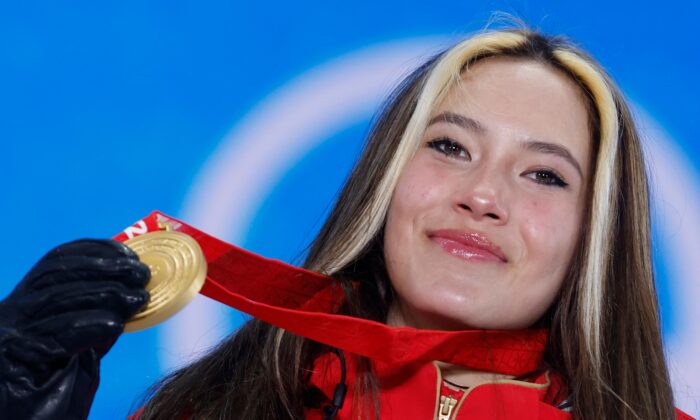 Церемония награждения золотой медалистки. На подиуме — Эйлин Гу, лыжница из Китая, взявшая медаль в лыжном фристайле среди женщин на зимних Олимпийских играх 2022 года в Пекине на Zhangjiakou Medals Plaza в Чжанцзякоу, Китай, 18 февраля 2022 года. (Odd Andersen/AFP via Getty Images) | Epoch Times Россия