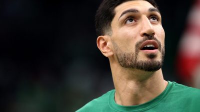 Энес Кантер из «Бостон Селтикс» наблюдает за первым матчем «Селтикс» против «Торонто Рэпторс» в TD Garden в Бостоне, штат Массачусетс, 22 октября 2021 года. Фото: Maddie Meyer/Getty Images 