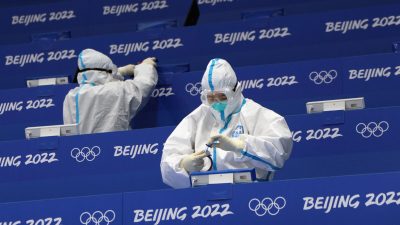 Работники арены готовят площадку для проведения хоккейных матчей на Национальном крытом стадионе в преддверии зимних Олимпийских игр 2022 года в Пекине, Китай, 29 января 2022 года. (Фото Bruce Bennett/Getty Images)