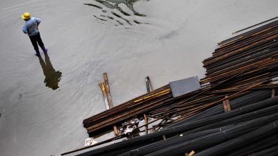 Китайский рабочий на строительной площадке в Шанхае 17 августа 2009 года. (Philippe Lopez/AFP via Getty Images)