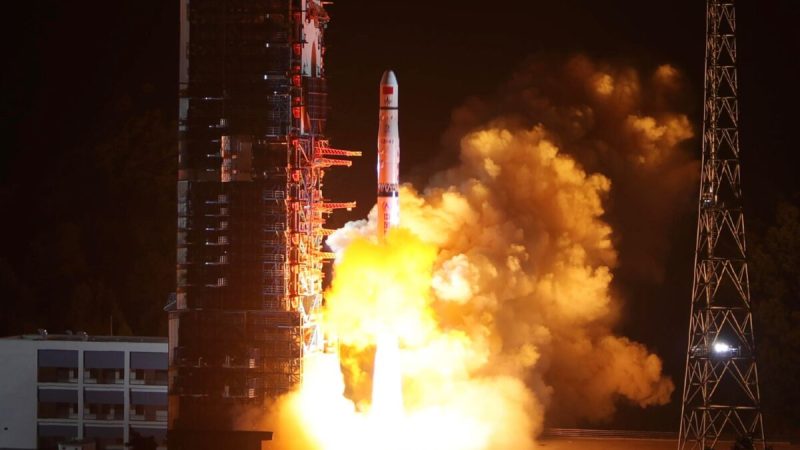 Китай признал крушение ракеты с 18 спутниками Фото: ChinaOut/AFP viaGettyImages | Epoch Times Россия