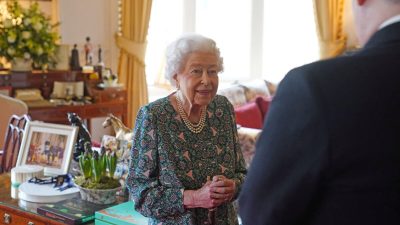 У королевы Елизаветы II положительный результат на COVID-19