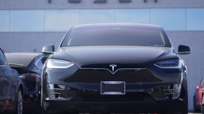 Tesla отзывает почти 27 тыс. электромобилей из-за проблем с размораживанием лобового стекла