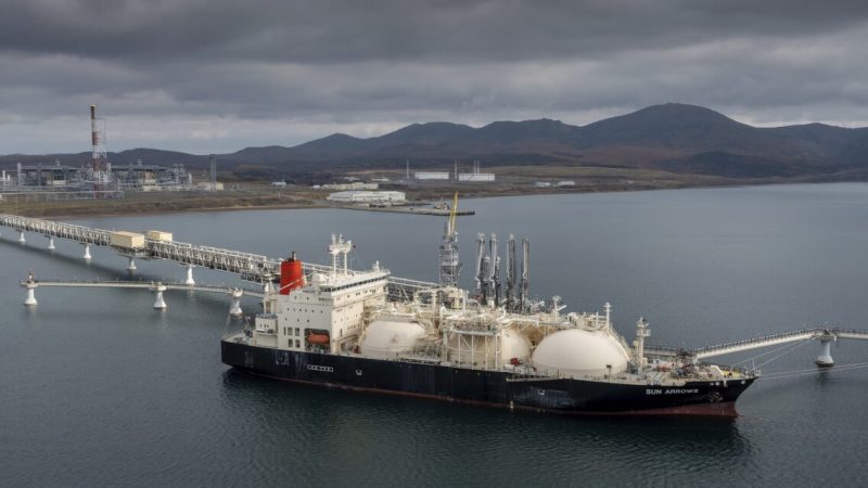 Танкер Sun Arrows загружает груз сжиженного природного газа с проекта «Сахалин-2» в порту Пригородное, Россия, 29 октября 2021 года. (AP Photo)  | Epoch Times Россия