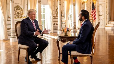 Бывший президент Дональд Трамп беседует с корреспондентом Epoch TV Кашем Пателем в резиденции на Мар-а-Лаго в Палм-Бич, штат Флорида, 31 января 2022 года.