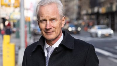 Доктор Питер Маккалоу в Нью-Йорке 24 декабря 2021 года. (Jack Wang/The Epoch Times)
