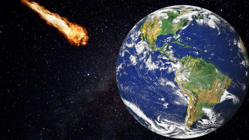 Гигантская комета диаметром 137 км Комета. Фото: pixabay.com/photos/asteroid-comet-meteorite-3628185/