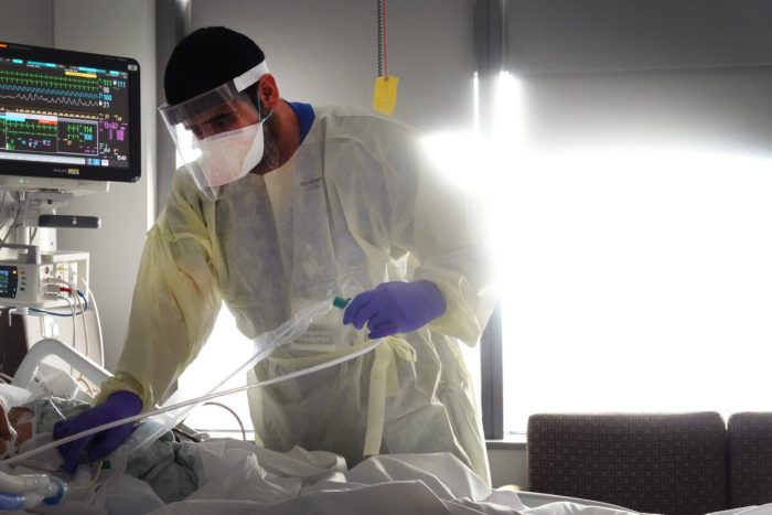 Защита от бустерных вакцин против COVID-19 со временем ослабевает