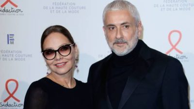 Итальянская актриса Орнелла Мути (слева) и итальянский дизайнер Антонио Гримальди. Фото:  THOMAS SAMSON/AFP via Getty Images)