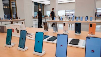 Смартфоны Huawei выставлены в фирменном магазине Huawei в Шанхае. Фото: STR / AFP) / China OUT (Photo by STR/AFP via Getty Images)