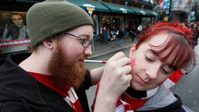 Российские и канадские хоккеистки играли в масках