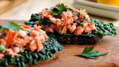 Салат из лосося горячего копчения