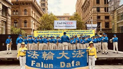 Австралийцы митингуют в поддержку китайцев, вышедших из компартии