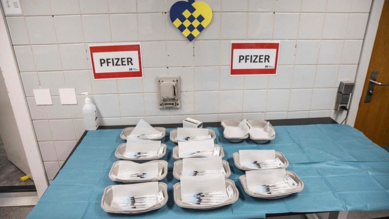 Лотки с вакцинами COVID-19 в шприцах в Амагаре, Дания, 28 ноября 2021 года. (Olafur Steinar Gestsson/Ritzau Scanpix/AFP via Getty Images) | Epoch Times Россия