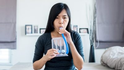 Тренировка дыхательных мышц помогает восстанавливаться после операций и лечения Covid-19 в отделении интенсивной терапии