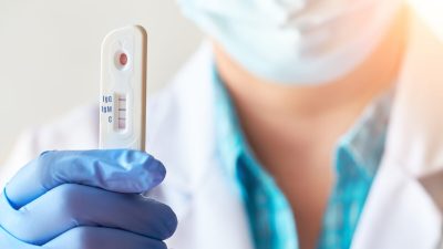 Даже лёгкий COVID-19 может привести к пожизненной защите человека антителами