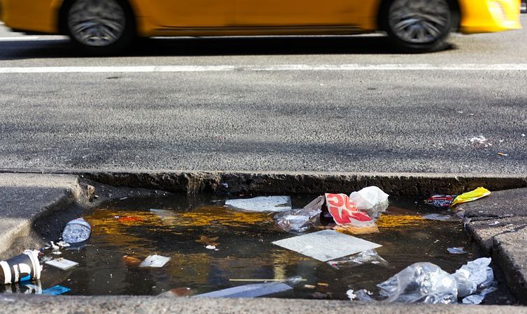 Мусор на дороге. Фото: pixabay.com/photos/taxi-new-york-garbage-street-trash-4844674/ | Epoch Times Россия