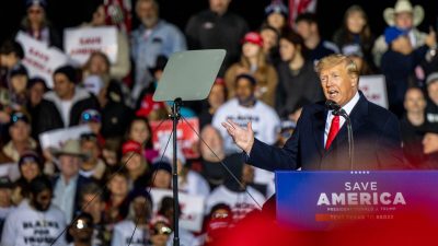 Бывший президент Дональд Трамп выступает во время митинга в Конрое, штат Техас, 29 января 2022 года. (Brandon Bell/Getty Images)