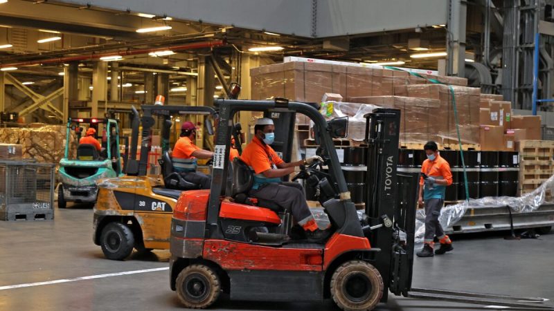 Рабочие перемещают медикаменты в Дохе, Катар, на архивной фотографии. Фото: Karim Jaafar/AFP via Getty Images
 | Epoch Times Россия