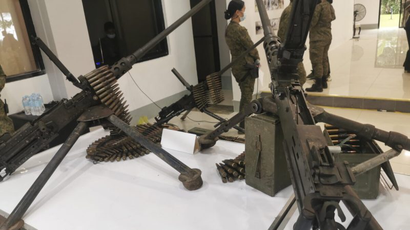 45 единиц огнестрельного оружия захвачены армейскими подразделениями у мусульманских повстанцев, связанных с террористической группировкой ИГИЛ* (Запрещённая в России террористическая организация), в городе Марави, южные Филиппины, 3 марта 2022 года. Фото: FroilanGallardo/APPhoto  | Epoch Times Россия