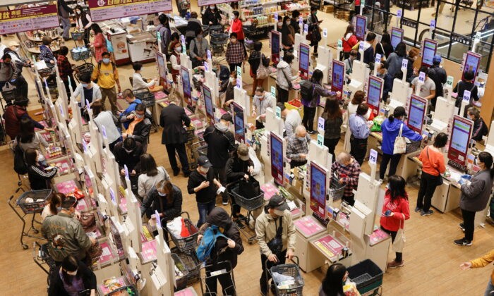 Очередь в кассу в супермаркете Гонконга 2 марта 2022 года. Фото: Tyrone Siu/Reuters
 | Epoch Times Россия