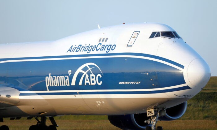 Боинг 747-87U авиакомпании AirBridgeCargo прибывает в парижский аэропорт Шарль-де-Голль в Руасси-ан-Франс, Франция, 25 мая 2020 года. (Charles Platiau/Reuters) | Epoch Times Россия