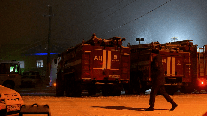 Следователи и спасатели прибывают на шахту «Листвяжная» в Кемеровской области недалеко от города Белово после аварии 25 ноября 2021 года. Alexander PATRIN/AFP via Getty Images | Epoch Times Россия