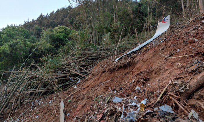 Пассажирский самолёт компании China Eastern взлетает в восточной китайской провинции Шаньдун 6 февраля 2011 года. (STR/AFP via Getty Images) | Epoch Times Россия