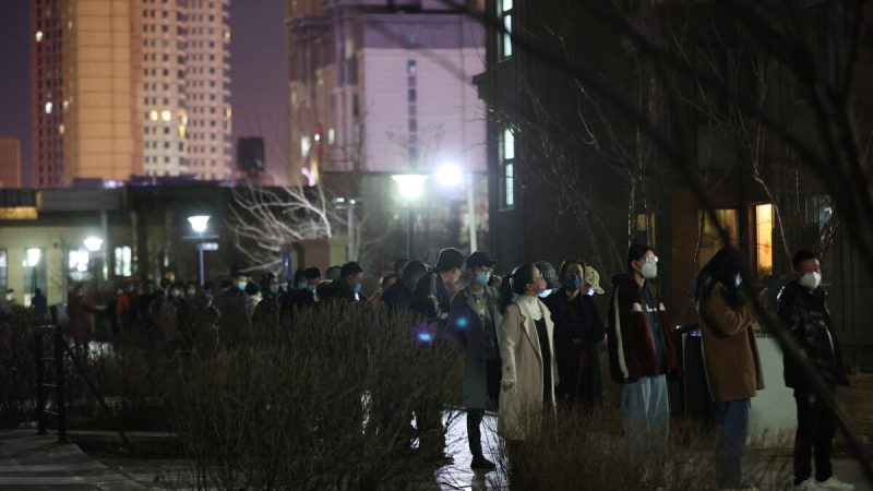 Жители стоят в очереди для прохождения теста на нуклеиновую кислоту на COVID-19 в жилом районе города Чанчунь, провинция Цзилинь, 11 марта 2022 года. Фото: STR/AFP через Getty Images  | Epoch Times Россия