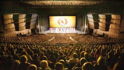 Переполненный зал перед представлением Shen Yun Performing Arts во Дворце конгрессов в Париже, Франция, 16 января 2022 г. (Jian Ping/Epoch Times)