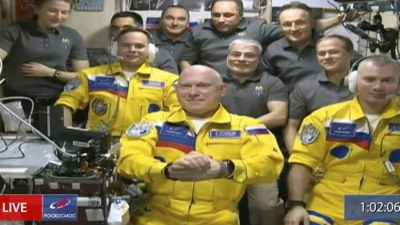 Три российских космонавта прибыли на МКС