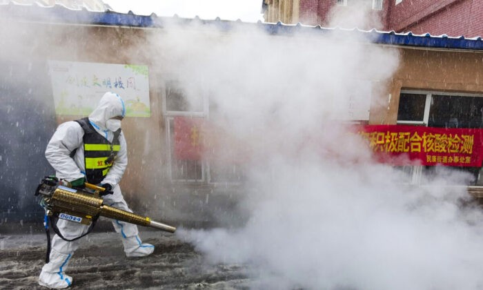 Дезинфекция территории во время карантина COVID-19 в Чаньчуне, провинция Цзилинь на северо-востоке Китая, 12 марта 2022 года. Фото: Chinatopix Via AP
 | Epoch Times Россия