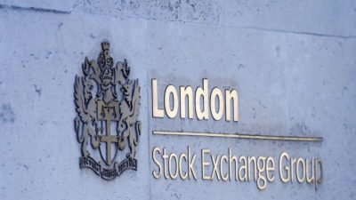 Акции растут, иена падает, облигации предупреждают о рецессии