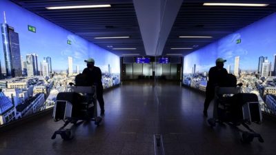 Грузчик с тележкой идёт по коридору в аэропорту Франкфурта на фоне вспышки COVID-19 во Франкфурте, Германия, 29 марта 2021 года. Фото: Kai Pfaffenbach/Reuters
