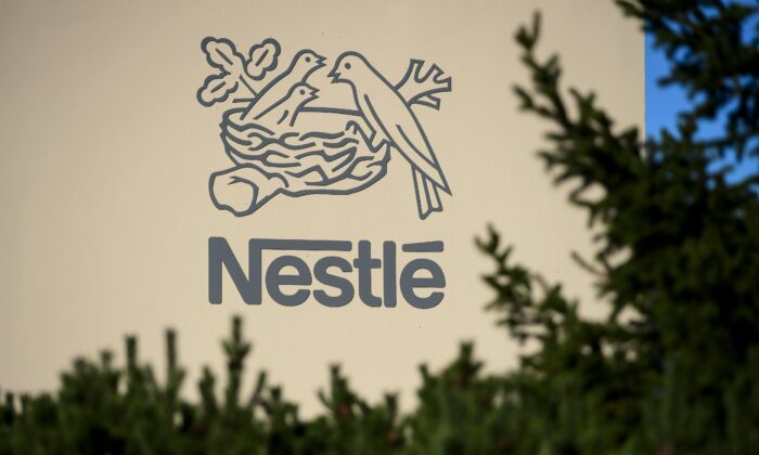 Логотип ведущего мирового концерна пищевой промышленности Nestle виден в исследовательском центре концерна в Вер-шез-ле-Блан, Швейцария, 9 октября 2014 года. (FabriceCoffrini/AFP viaGettyImages) | Epoch Times Россия