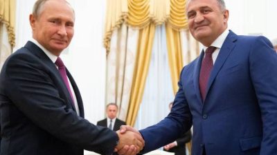 Президент России Владимир Путин и Анатолий Бибилов, лидер отколовшегося от Грузии региона Южная Осетия. Фото: ALEXANDER ZEMLIANICHENKO/AFP via Getty Images