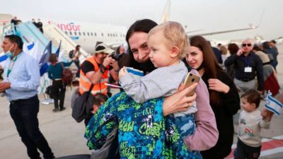 Пассажиры высаживаются из самолёта. Фото: МЕНАХЕМА КАХАНА / AFP через Getty Images