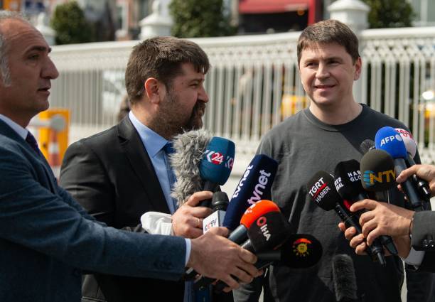 Минобороны РФ сократит военную активность на киевском и черниговском направлениях Советник президента Украины Михаил Подоляк беседует с прессой после первых переговоров России и Украины во дворце Долмабахче в Стамбуле 29 марта 2022 года. Фото: YASIN AKGUL/AFP via Getty Images | Epoch Times Россия