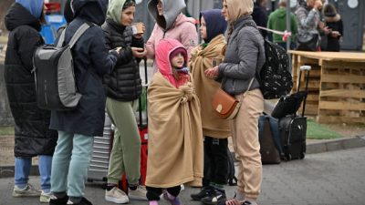 Военные РФ заявили об эвакуации почти полумиллиона человек в Россию из Украины, ЛНР и ДНР