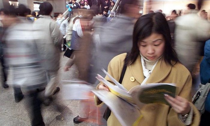 Компартия Китая не может справиться с пятой волной безработицы Показатели уровня занятости студентов колледжей, опубликованный Министерством образования Китая, весьма сомнительны. Многие студенты колледжей опубликовали свои мнения в блоге, чтобы разоблачить поддельные данные. (StephenShaver/AFP/GettyImages) | Epoch Times Россия