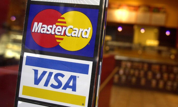 Карты Mastercard и Visa. Фото: Mark Lennihan/AP Photo | Epoch Times Россия