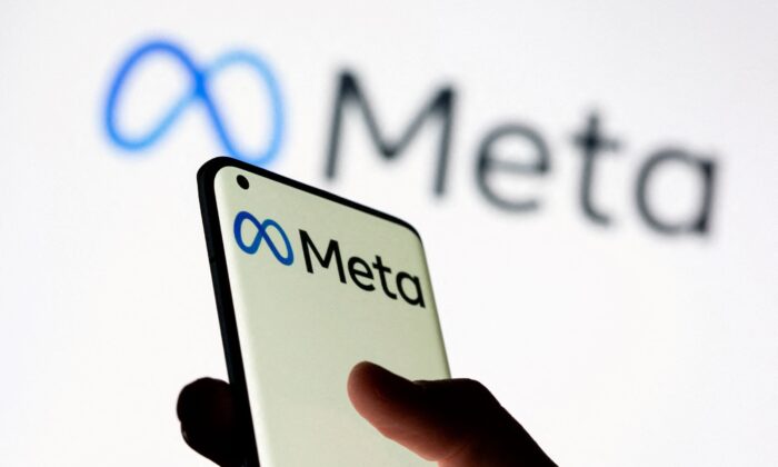 Женщина держит смартфон с логотипом Meta** перед изображением нового ребрендингового логотипа Facebook Meta** на этой иллюстрации, сделанной 28 октября 2021 года. (Dado Ruvic/Illustration/Reuters)