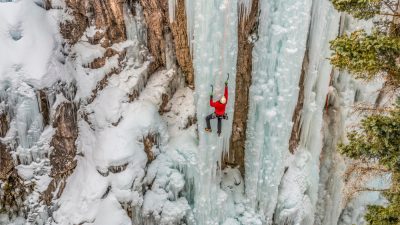 Ледолазание в ледовом парке Орей, штат Колорадо. (Danita Delimont/Shutterstock)