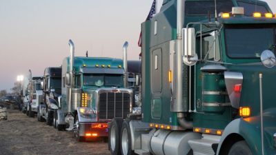 Автоколонна американских дальнобойщиков увеличивается по мере приближения к Вашингтону