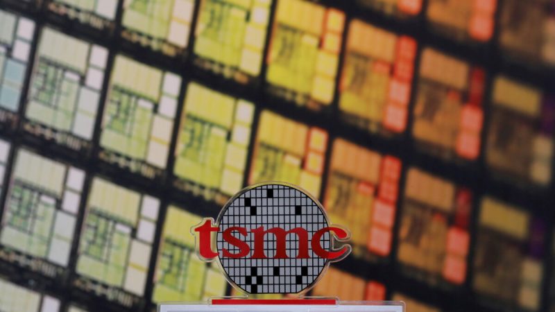 TSMC — самая востребованная компания в мире Логотип компании Taiwan Semiconductor Manufacturing Company Ltd. (TSMC) виден в штаб-квартире компании в Хсинчу, Тайвань, 31 августа 2018 года. (Tyrone Siu/Reuters) | Epoch Times Россия