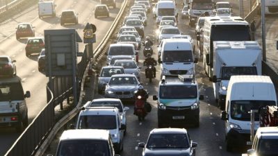 Великобритания ужесточает правила использования телефонов за рулём